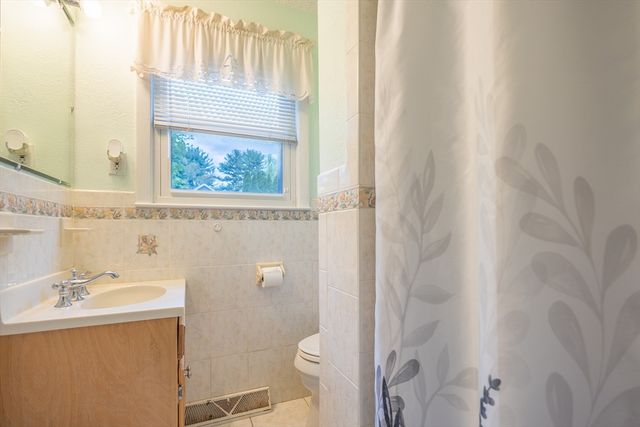 25 Windward Rd, Lowell, MA 01852