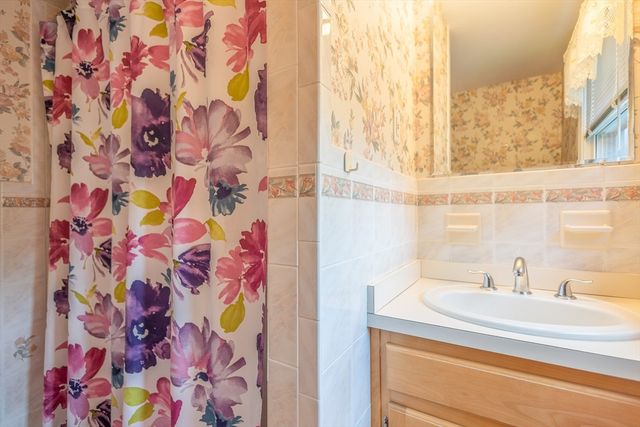 25 Windward Rd, Lowell, MA 01852