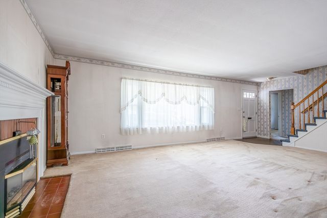 25 Windward Rd, Lowell, MA 01852