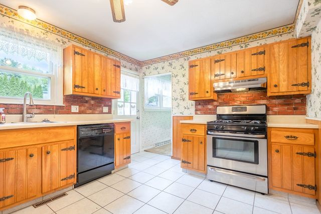 25 Windward Rd, Lowell, MA 01852