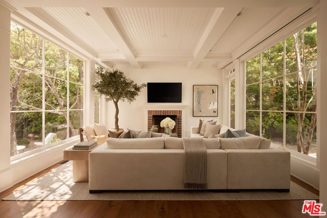 339 S Carmelina Avenue, Los Angeles, CA 90049