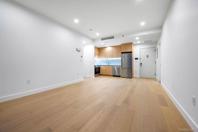 150-02 Northern Blvd 3L, Flushing, NY 11354