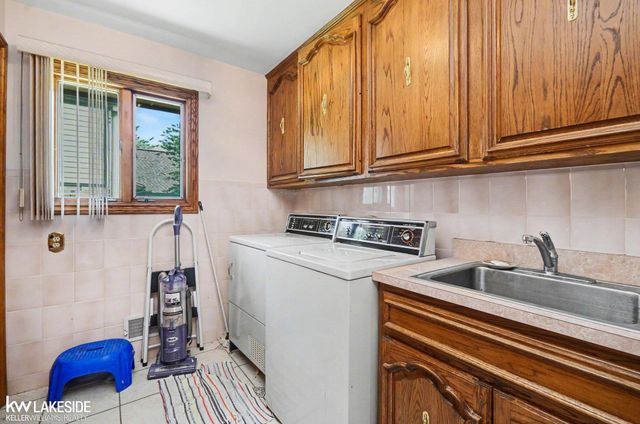 3940 Wayfarer Drive, Troy, MI 48083