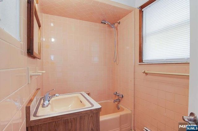 112 Rutherford Avenue, Lyndhurst, NJ 07071