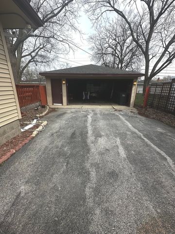 18425 Oak Avenue, Lansing, IL 60438
