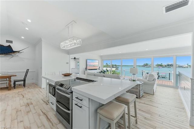 23 Pelican ST, Naples, FL 34113