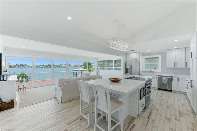 23 Pelican ST, Naples, FL 34113