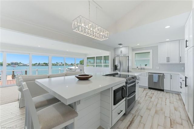 23 Pelican ST, Naples, FL 34113