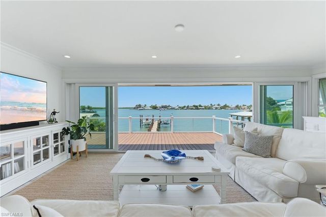 23 Pelican ST, Naples, FL 34113