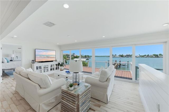 23 Pelican ST, Naples, FL 34113