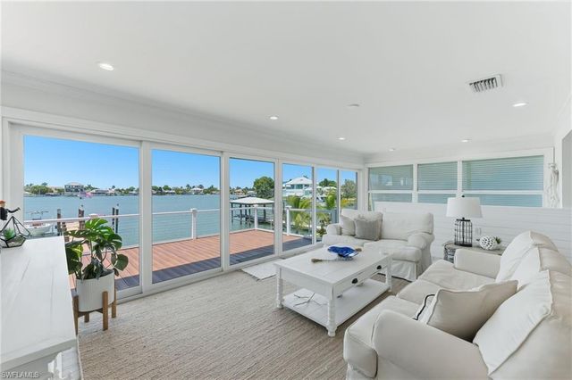 23 Pelican ST, Naples, FL 34113
