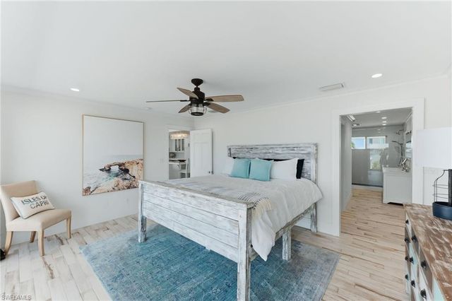 23 Pelican ST, Naples, FL 34113