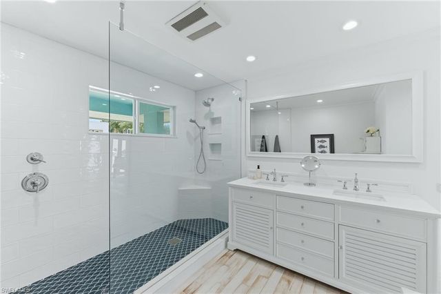 23 Pelican ST, Naples, FL 34113
