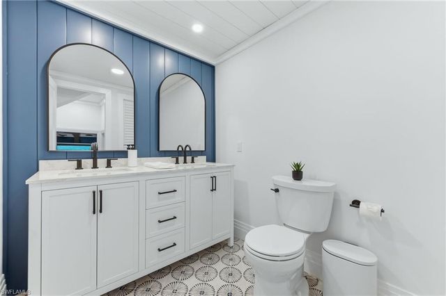 23 Pelican ST, Naples, FL 34113
