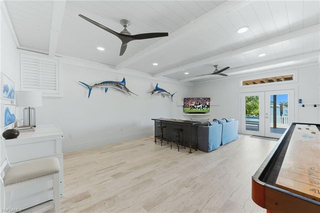 23 Pelican ST, Naples, FL 34113
