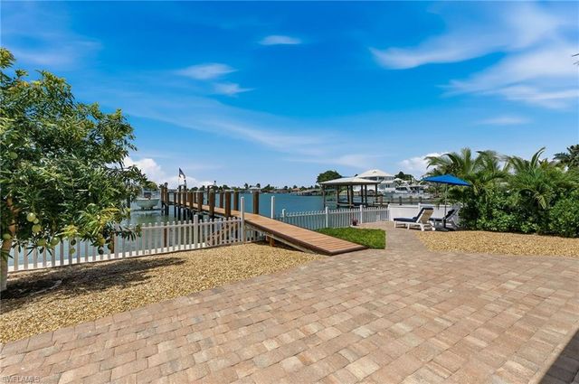 23 Pelican ST, Naples, FL 34113