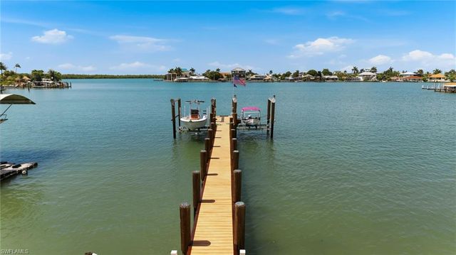 23 Pelican ST, Naples, FL 34113