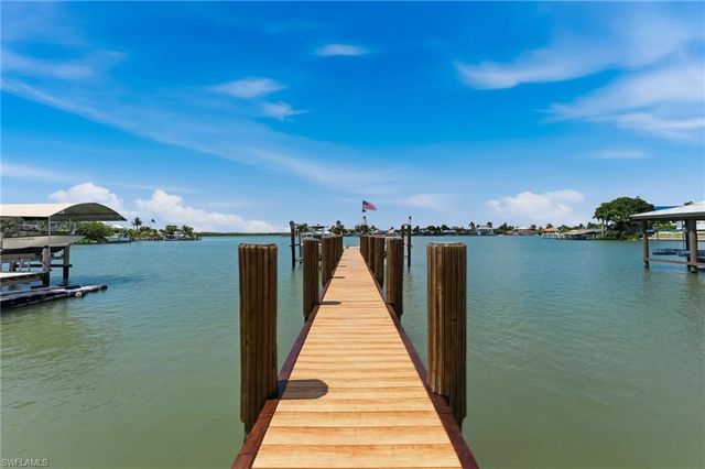 23 Pelican ST, Naples, FL 34113