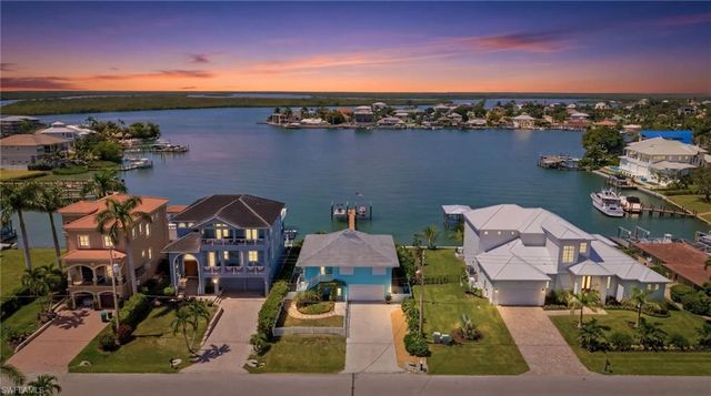 23 Pelican ST, Naples, FL 34113