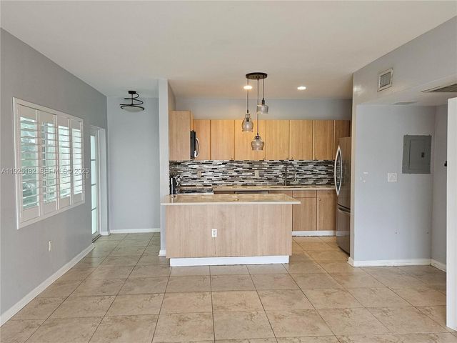 6905 Bay Dr 16, Miami Beach, FL 33141