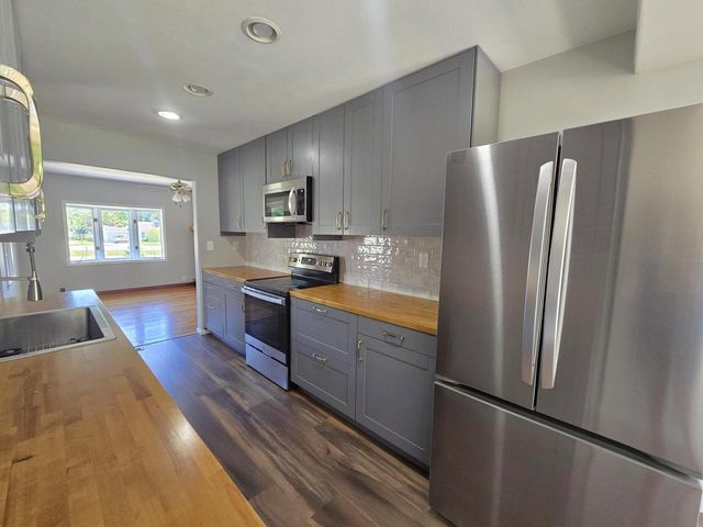 1705 S Calhoun ROAD, New Berlin, WI 53151