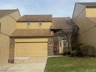 2171 Crystal Drive 28, Rochester Hills, MI 48309