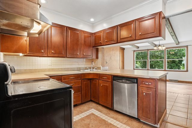 1016 W 2nd Street, Cedar Falls, IA 50613