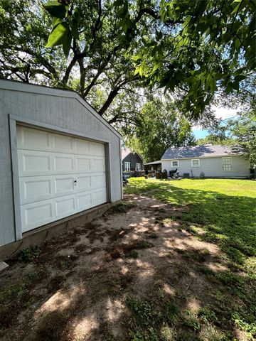 608 W Baldridge Street, Ennis, TX 75119