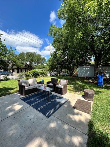 608 W Baldridge Street, Ennis, TX 75119