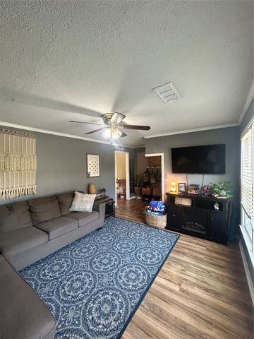 608 W Baldridge Street, Ennis, TX 75119