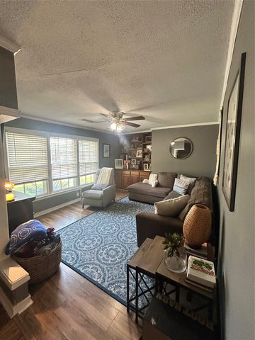 608 W Baldridge Street, Ennis, TX 75119