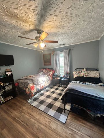 608 W Baldridge Street, Ennis, TX 75119