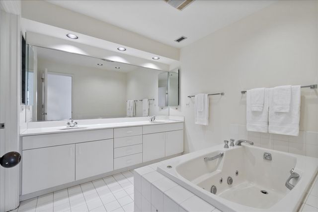 4545 W Touhy Avenue W 217W, Lincolnwood, IL 60712