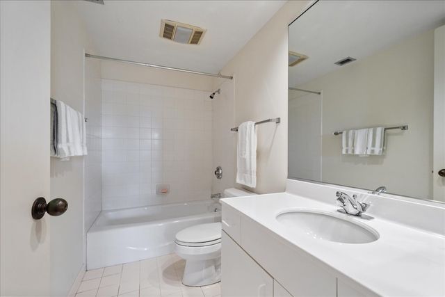 4545 W Touhy Avenue W 217W, Lincolnwood, IL 60712
