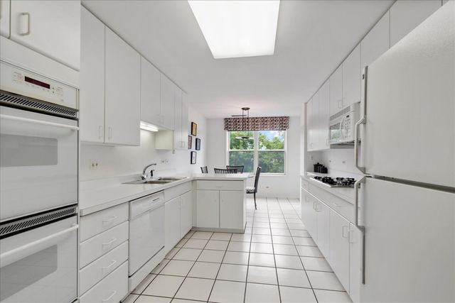 4545 W Touhy Avenue W 217W, Lincolnwood, IL 60712