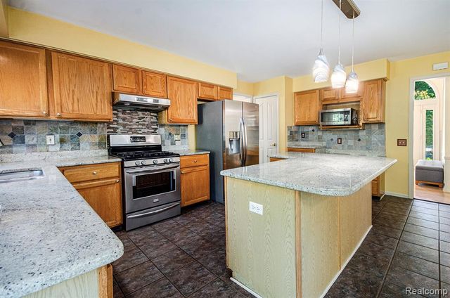 2140 Timberridge Court, West Bloomfield, MI 48324