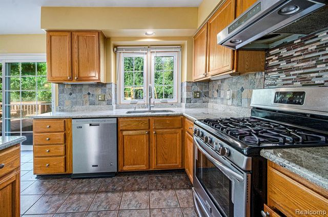 2140 Timberridge Court, West Bloomfield, MI 48324