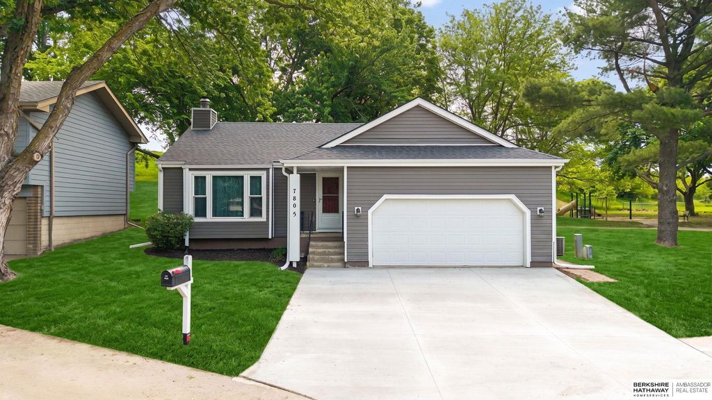 7805 Potter Plaza, Omaha, NE 68122