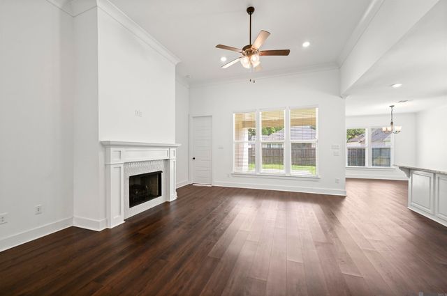 9587 S Creek Dr, Denham Springs, LA 70726