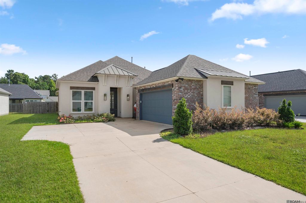 9587 S Creek Dr, Denham Springs, LA 70726