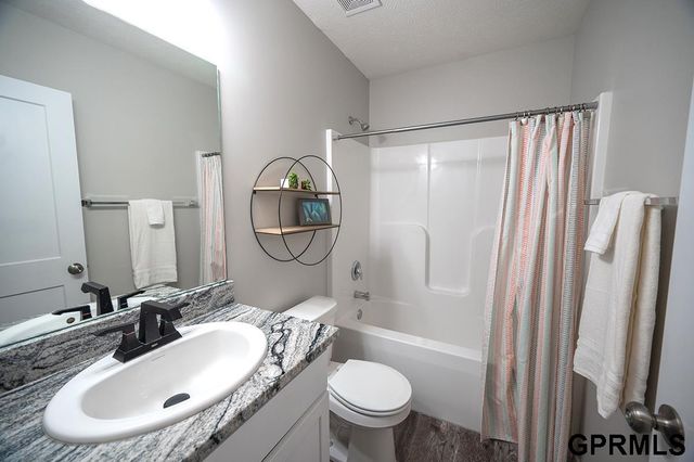 7808 Nicole Lane, Lincoln, NE 68516