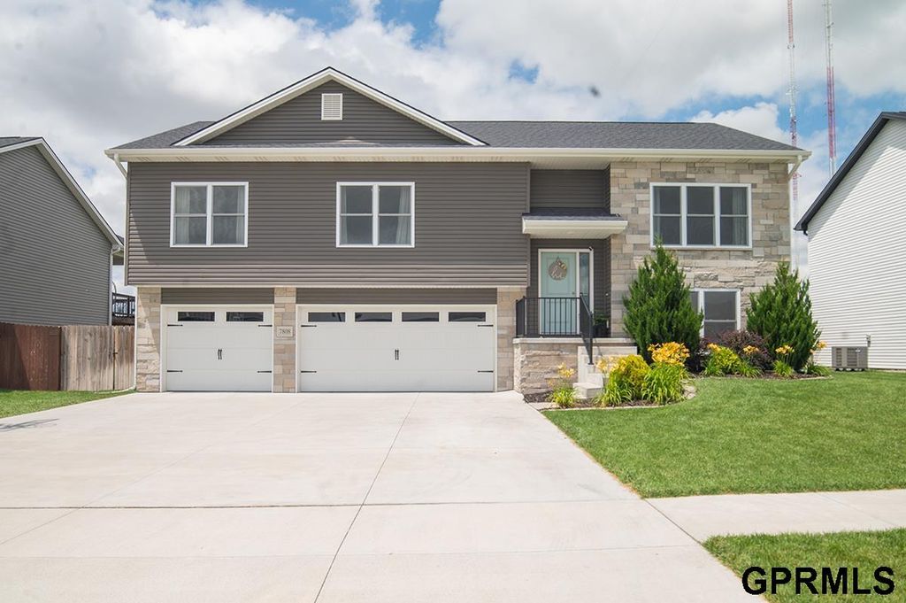 7808 Nicole Lane, Lincoln, NE 68516