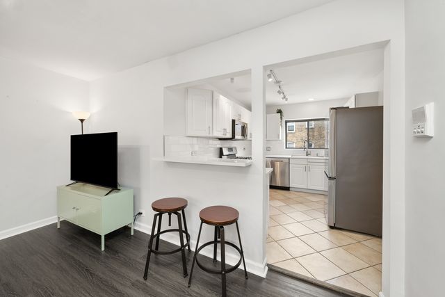 7409 N Seeley Avenue 2B, Chicago, IL 60645
