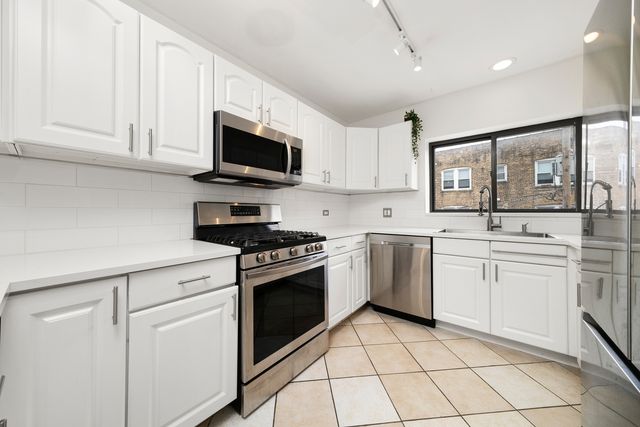 7409 N Seeley Avenue 2B, Chicago, IL 60645