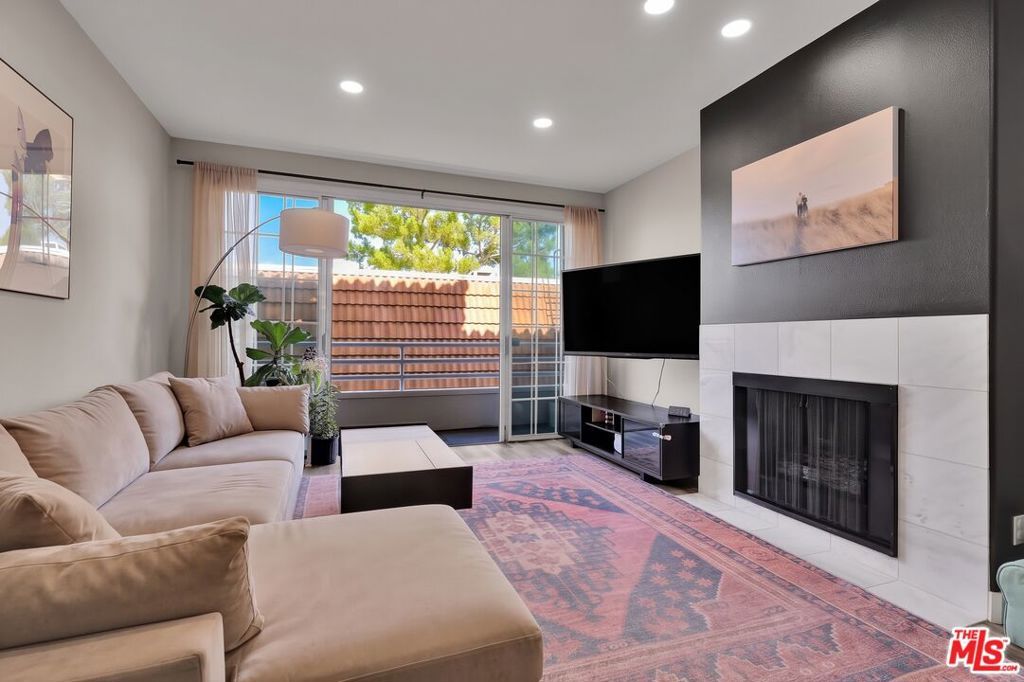 810 S Lucerne Boulevard 203, Los Angeles, CA 90005 — photo 2