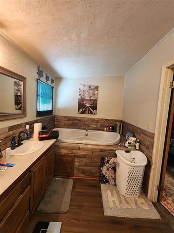 11390 NE Trail Rd, Elgin, OK 73538