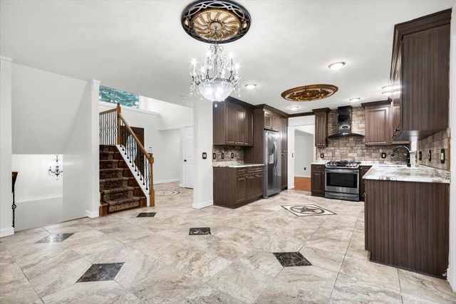 7295 W Maple Road, West Bloomfield Twp, MI 48322