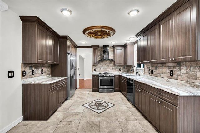 7295 W Maple Road, West Bloomfield Twp, MI 48322