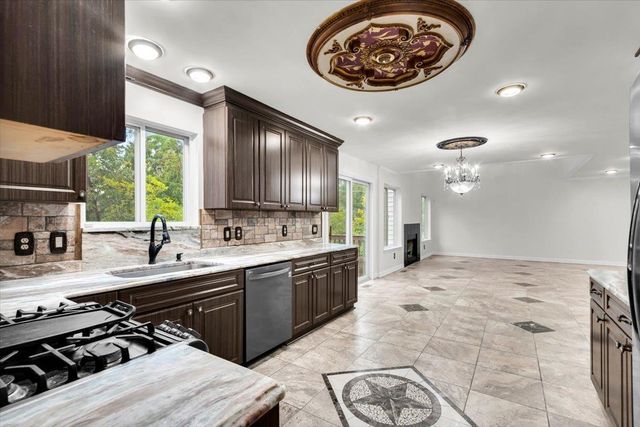 7295 W Maple Road, West Bloomfield Twp, MI 48322