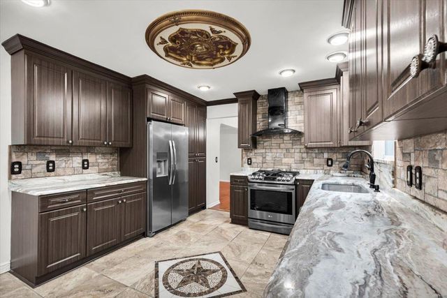 7295 W Maple Road, West Bloomfield Twp, MI 48322
